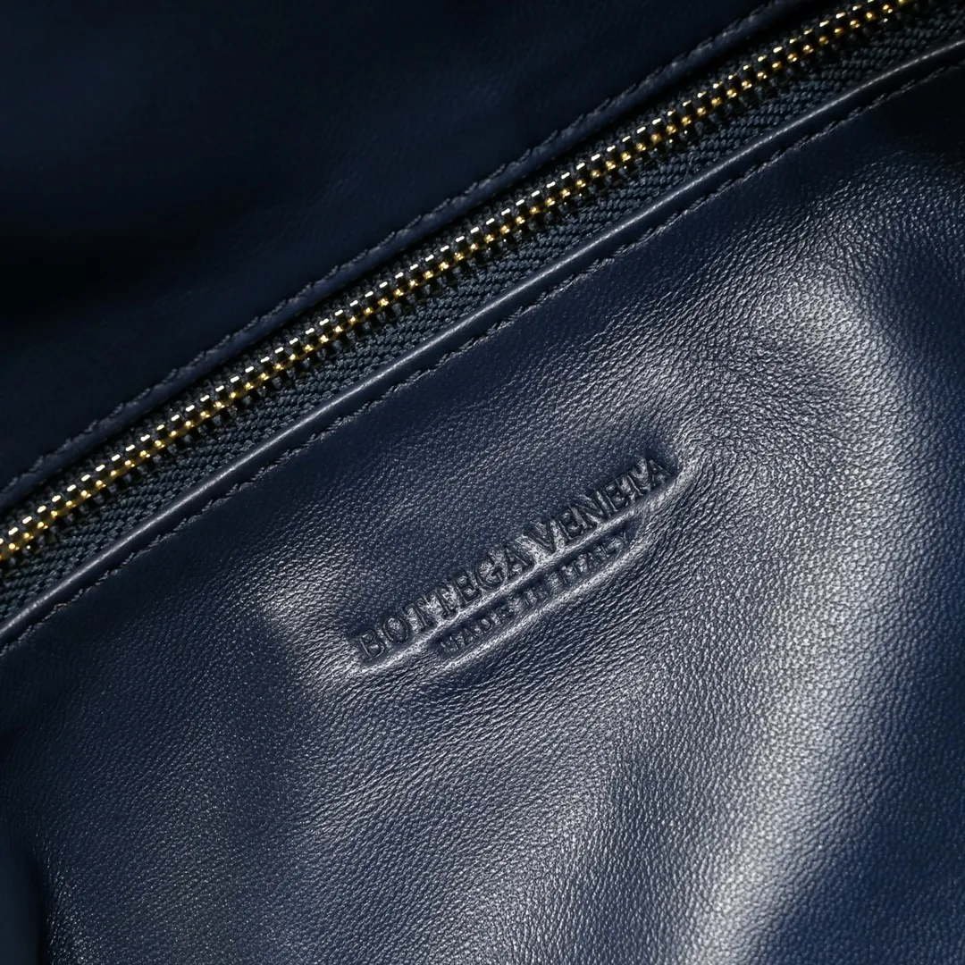 Batch 2160 #Bv New large HOP bag, the bag body and handles are made of a whole piece of woven leather. The bag body is soft and lazy. Hop symbolizes the praise of innovation and eternal craftsmanship [love]. The pyramid silhouette combines practicality and fashion. Modern and casual, the bag mouth is double-sided closed design, more convenient and safe! The cowhide texture also makes the bag more wear-resistant and durable. A must-have for fashionable ladies who like minimalism yet comfortable and casual! Size: 54x24x13, Model: 3970#